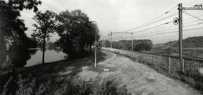 108520 Gezicht op de Bastionweg te Utrecht, met rechts de verbindingsboog in de spoorlijn richting Hilversum nabij het ...